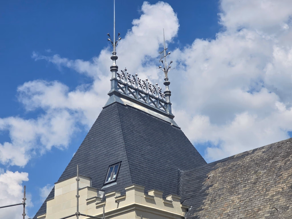 Tour en ardoise naturelle, crête et épis de zinc